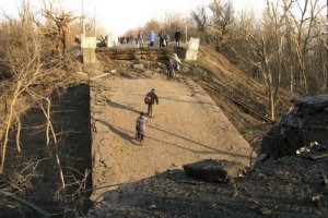 Активні бойові дії велися в Станиці Луганській та на Бахмутке, є поранені