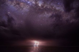 Фотографы показали падение метеорита, северное сияние и движения звезд