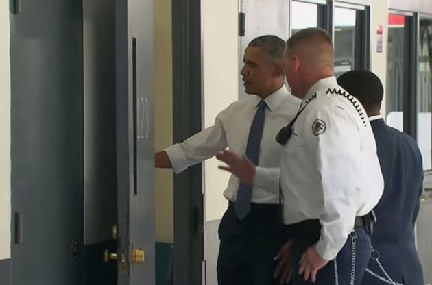 Обама первым из американских президентов посетил тюрьму