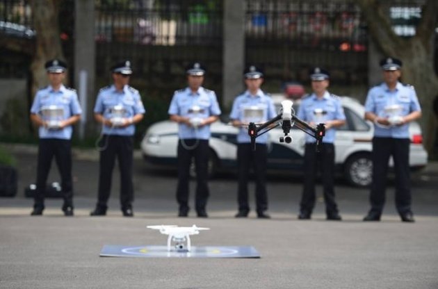 У Китаї сформували перший загін дронів-поліцейських