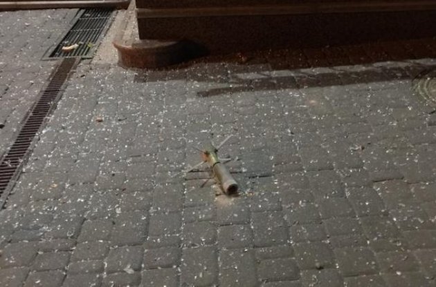 Неизвестный мужчина одетый во все черное вышел из &quot;Таврии&quot; и стрельнул из миномета по окну 4 этажа здания банка, сообщают пользователи соцсетей