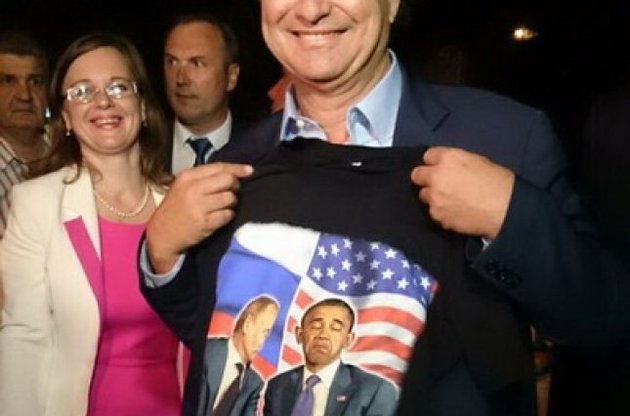 Французский депутат позировал в Крыму с футболкой "Обама, ты - чмо" - СМИ