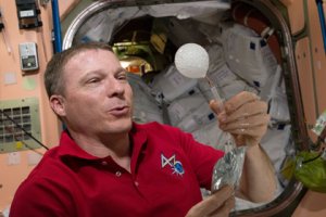 Астронавты МКС показали эксперимент с шипучей таблеткой в невесомости