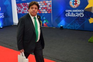 Главный тренер сборной Мексики по футболу уволен за нападение на журналиста