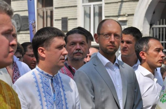 Яценюк обязал Кириленко заняться национально-патриотическим воспитанием
