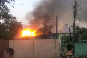 В результаті обстрілу Донецька загинули люди і згоріли будинки - місцеві жителі