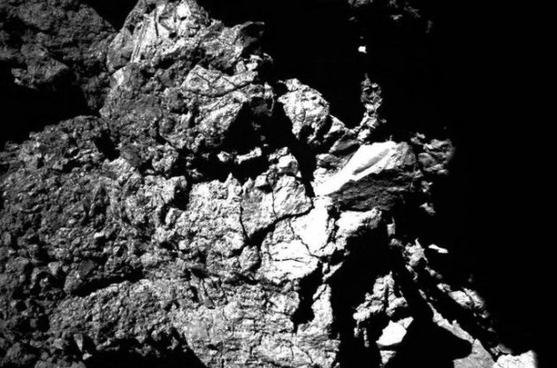 Philae нашел на поверхности кометы 67Р (Чурюмова-Герасименко) 16 органических соединений, насыщенных углеродом и азотом, в том числе 4 соединения, которые ранее не обнаруживались на кометах