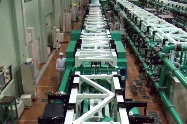 Мощность лазера составляет два петаватта&mdash; это примерно в 1 000 раз больше, чем суммарное потребление электричества во всем мире