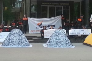 Неизвестные молодчики заблокировали вход в здание "Укртранснафты" в Кременчуге