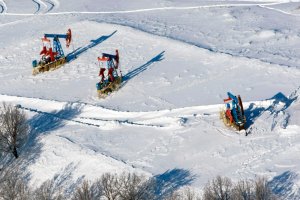 Средняя цена российской нефти за год упала почти в два раза