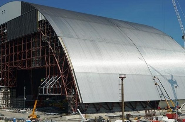 На Чорнобильській АЕС з'єднали дві частини нового саркофага для проекту "Укриття"