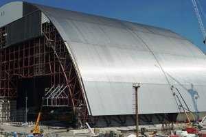 На Чорнобильській АЕС з'єднали дві частини нового саркофага для проекту "Укриття"