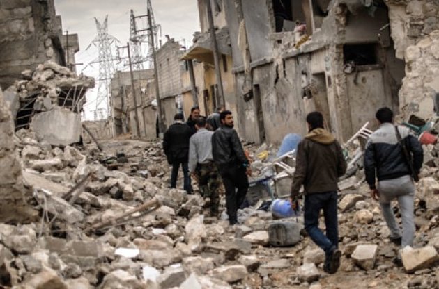В Сирии военный самолет упал на городской рынок, погибли 27 человек