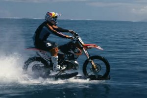 Австралийский экстремал прокатился на мотоцикле по волнам