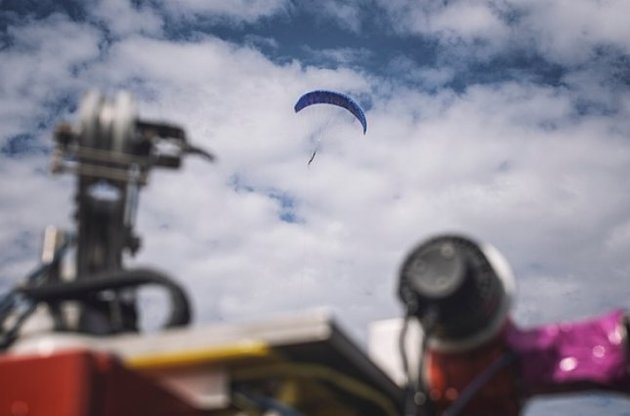 Воздушный змей собирает и передает на землю солнечную энергию