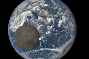 "Фотосессию" Луны на фоне Земли преобразовали в уникальный видеоролик
