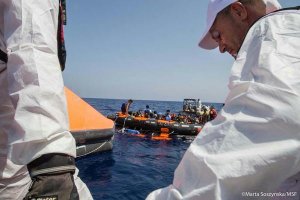 З п'яти-шести сотень нелегальних мігрантів на затонулому човні поки врятували 400 осіб - ООН