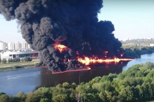 В Москве-реке горела нефть