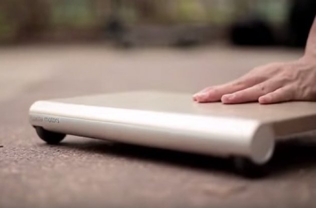 WalkCar зроблений з алюмінію і важить близько трьох кілограмів