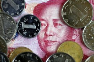 ЦБ Китая третий день кряду снижает курс юаня, но "не видит" оснований для дальнейшей девальвации