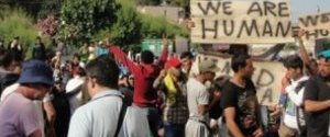 В Греции полиция усмирила мигрантов с помощью дубинок и огнетушителей