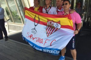 Суперкубок УЄФА: фанати розмальовують обличчя, а з будинків стирчать прапори "Барселони"