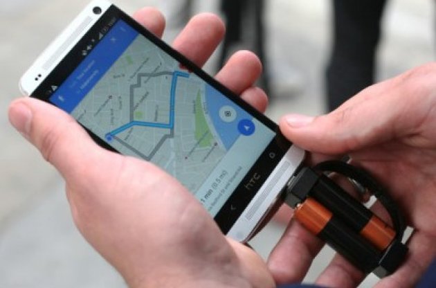 Смартфон можно зарядить с помощью батареек формата АА