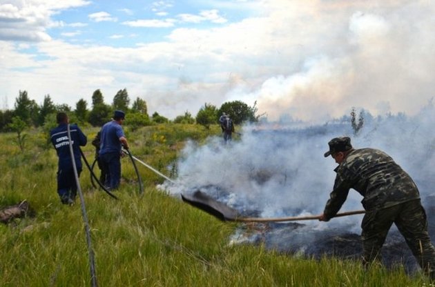 Рятувальники в цілодобовому режимі гасять пожежу в "Чорнобильській пущі"