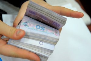 Яценюк требует провести расследование банкротства 56 банков