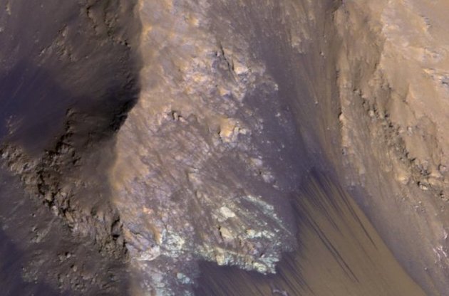 NASA опубликовало фото сезонных потоков в ущельях на Марсе