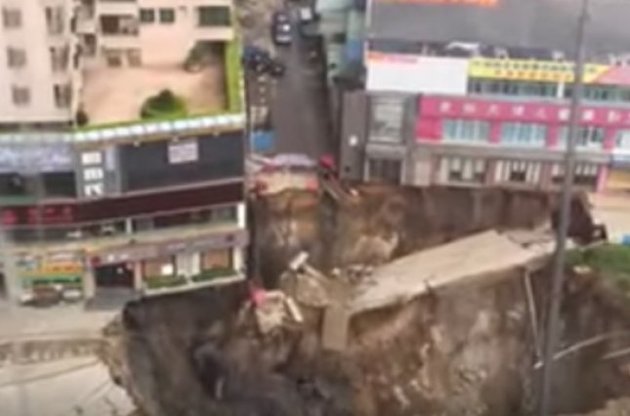 У Китаї станція метро провалилася в яму