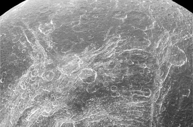 NASA опубликовало снимок трещин на поверхности Дионы