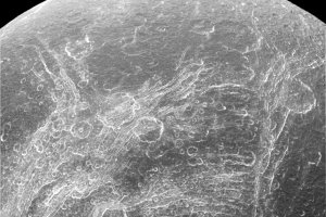NASA опублікувало знімок тріщин на поверхні Діони