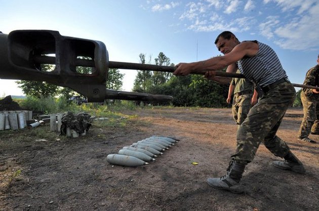 Боевики обстреляли Марьинку и Красногоровку из артиллерии, ранены двое украинских военных