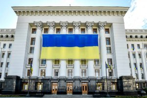 На здании Администрации президента появился огромный украинский флаг