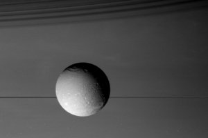 Cassini сделал прощальные снимки Дионы