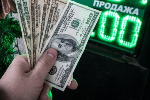 Курс доллара в России превысил 67 рублей впервые с февраля
