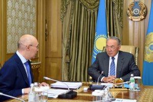 Назарбаев пояснил обвал тенге просьбами бизнесменов