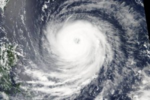 Два мощных тайфуна надвигаются на Японию