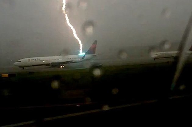В США пассажир снял на видео удар молнии в самолет