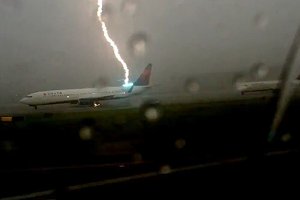 В США пассажир снял на видео удар молнии в самолет