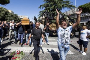 Старинная карета и катафалк Rolls-Royce: в Риме с особым размахом похоронили босса мафии