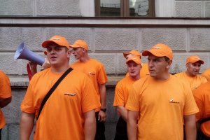 Митинг перед зданием "Нафтогаза": люди Коломойского вытеснили его противников