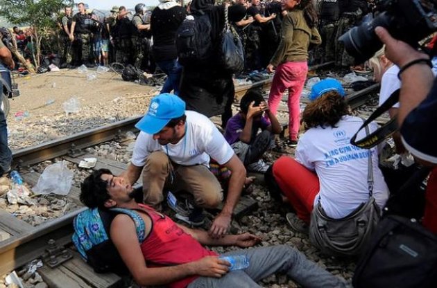 Тысячи мигрантов из Греции прорвались в Македонию