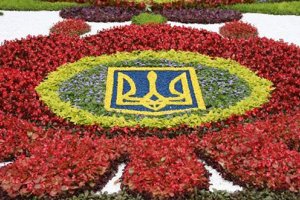 В Киеве на Певческом поле появился "Цветочный оберег"