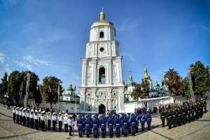 Порошенко: Россия в Донбассе превращает наш сине-желтый флаг в красно-черный