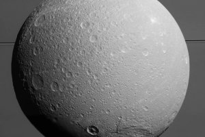 NASA опубликовало последние снимки Дионы