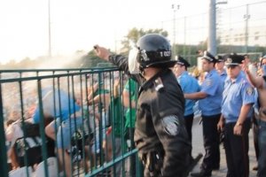 В Кировограде ультрас "Карпат" нанесли урон стадиону и пострадали от дубинок правоохранителей
