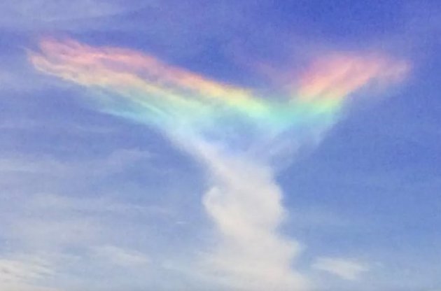 Окологоризонтальная дуга появляется, когда свет проходит сквозь облака на больших высотах