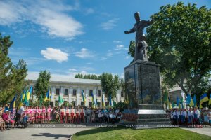 В Харькове открыли вывезенный из оккупированного Крыма памятник Сагайдачному